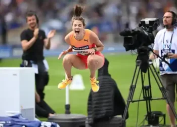 RECORD MUNDIAL DE SALTO EN ALTO: MAHUCHIKH, 2.10