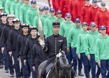 La llama olímpica ya recorre París