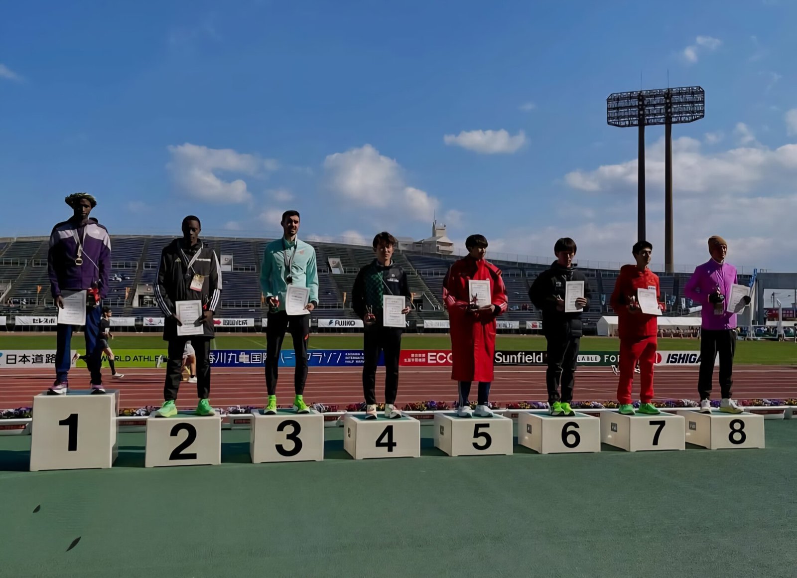 EXCEPCIONAL CATROFE EN MEDIO MARATON: 1 h. 00 m. 21s. en JAPON