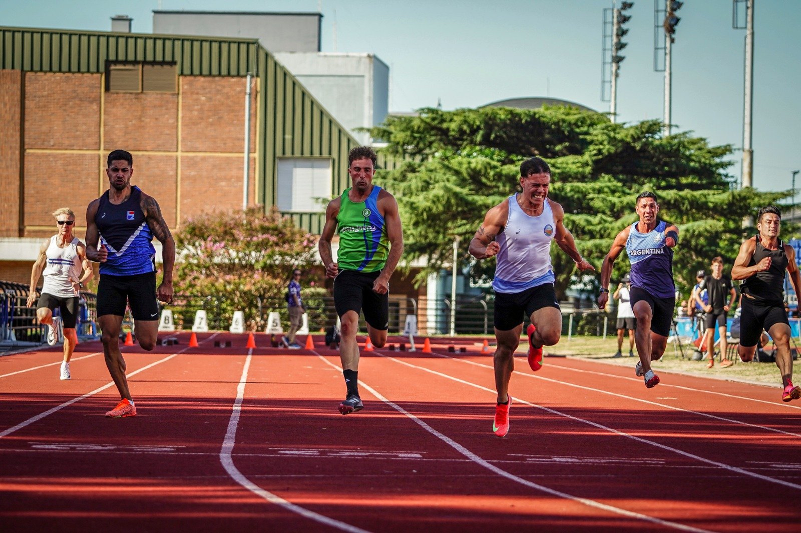 Comenzó la actividad de pista en Buenos Aires y sobresalieron los velocistas