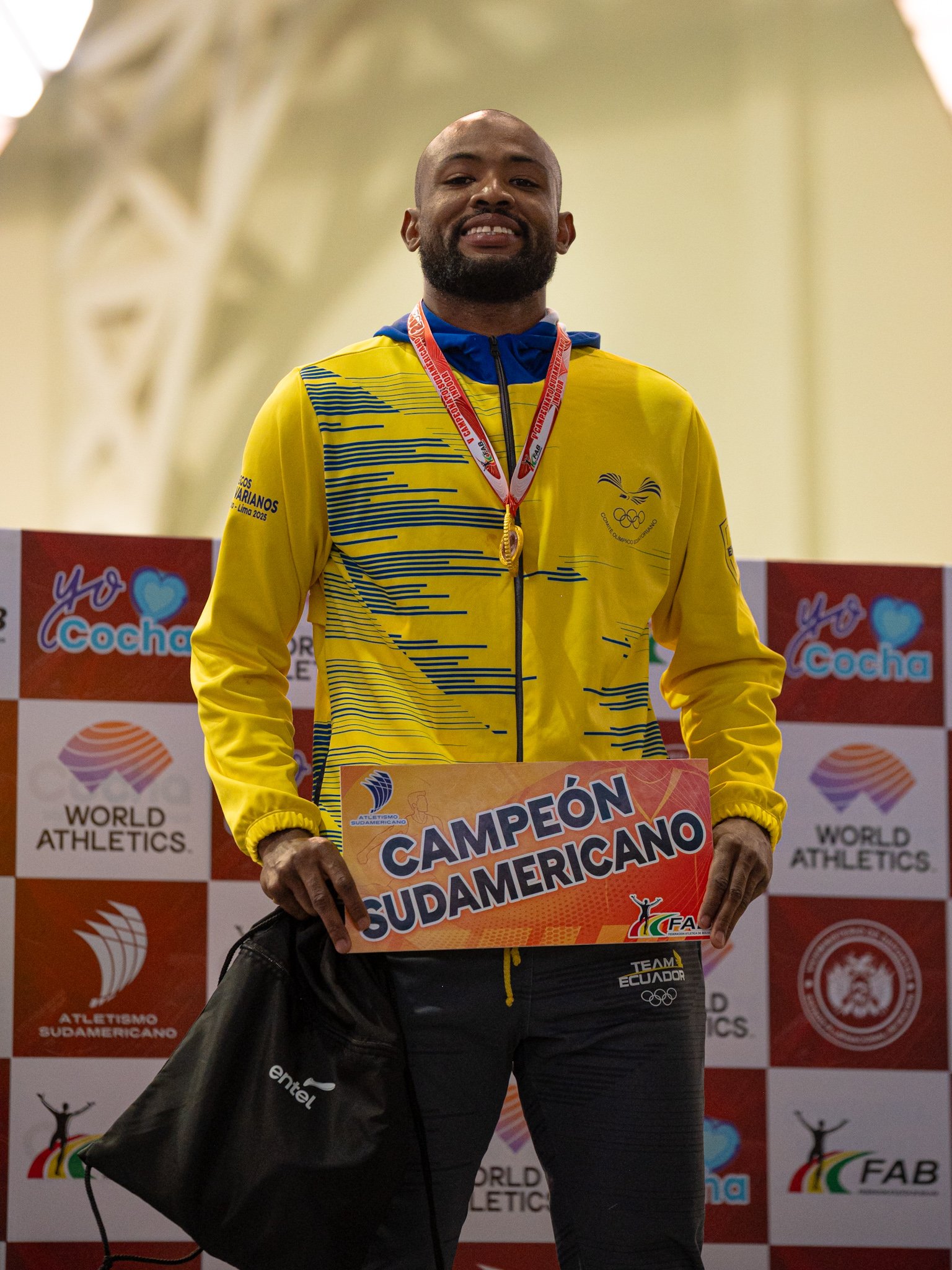 Marcos Herrera brilló con su récord sudamericano de 60 metros vallas