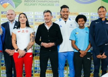Sebastian Coe, con los atletas en vísperas del Mundial Indoor