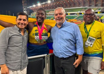 Belsy con Jefferson y Helio, la emoción del premio